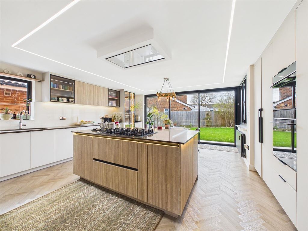 Property photo 2 of 17 Cam02435G0-Pr0181-Still012.Jpg