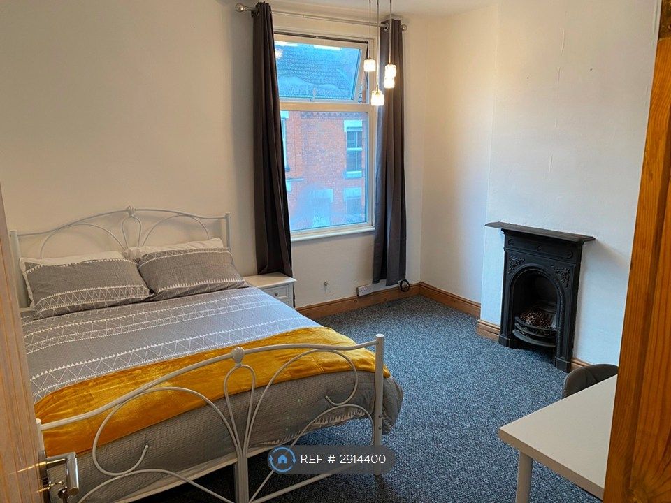 Property photo 2 of 6 (Front) Double Bedroom 1