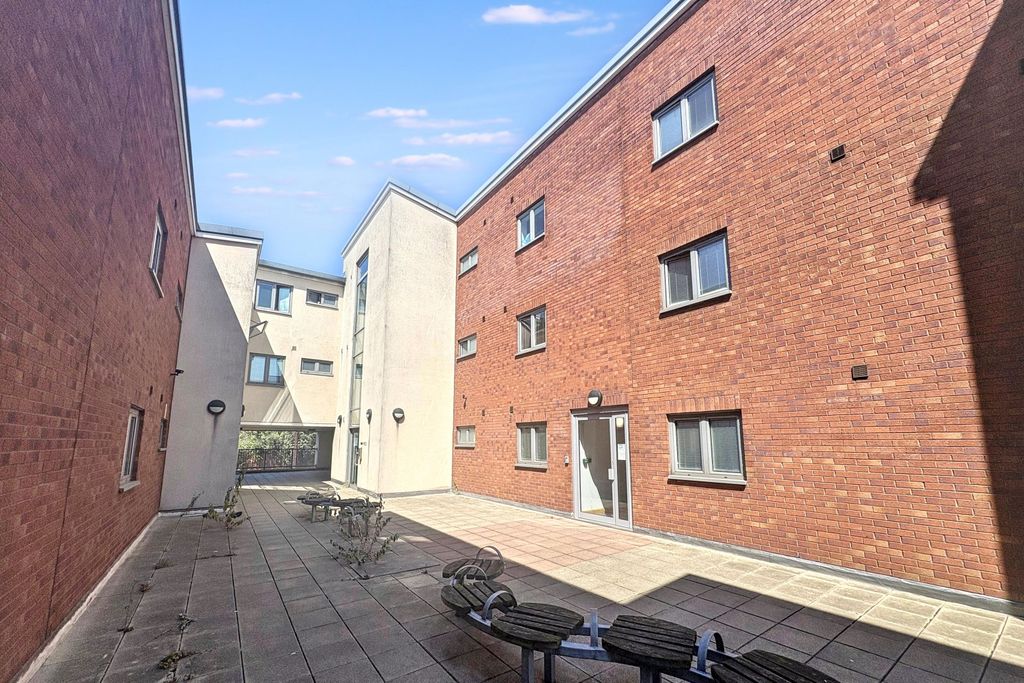 Property photo 1 of 10 17 Westgate Central, 117 Westgate, Wakefield, West Yorkshire, Wf1 1Ew