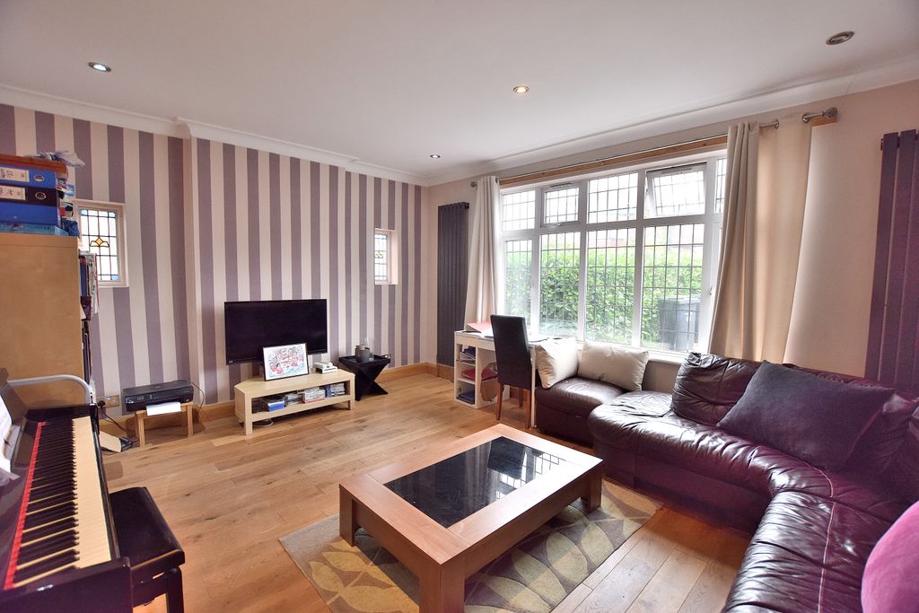 Property photo 3 of 15 Front Reception 