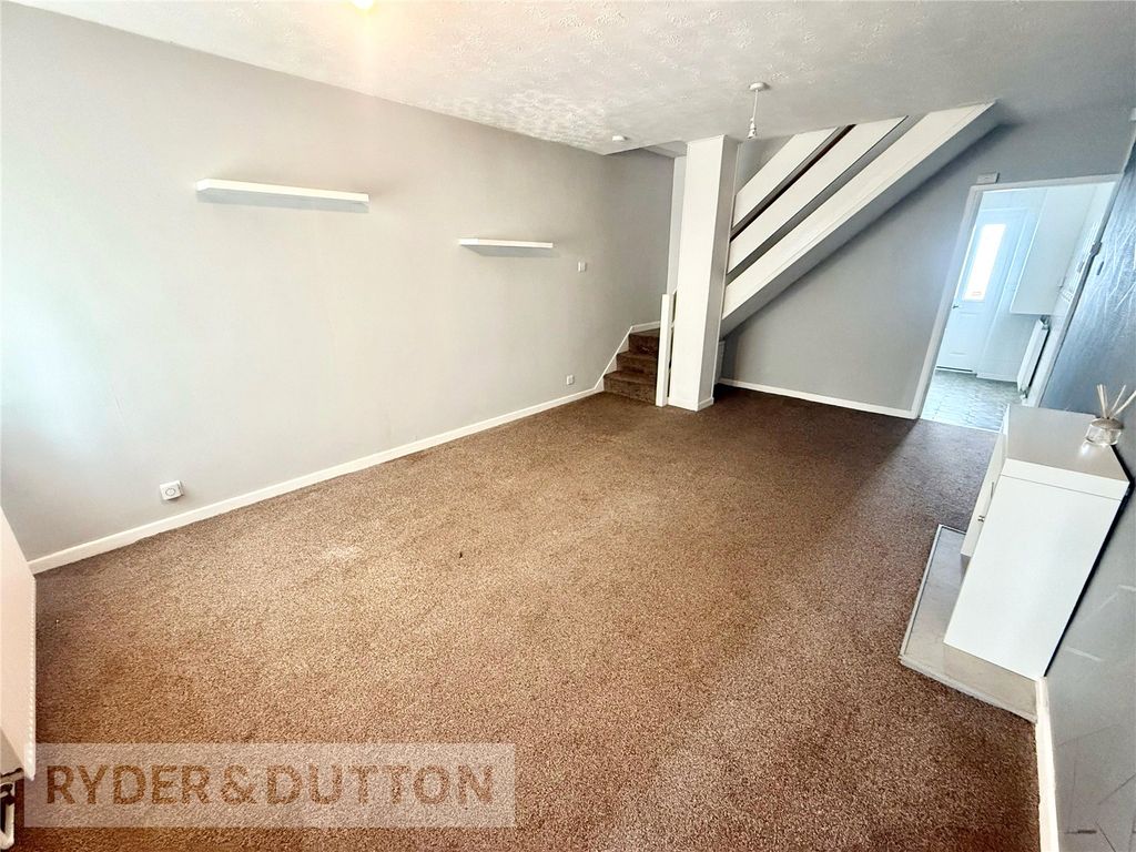 Property photo 3 of 16 Lounge