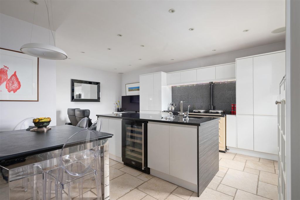 Property photo 3 of 39 0018-1Bkingjamespl.Jpg