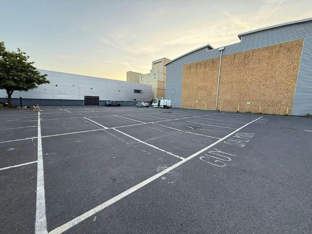 Property photo 3 of 4 8A Kingston House Large Car Park.Jpg