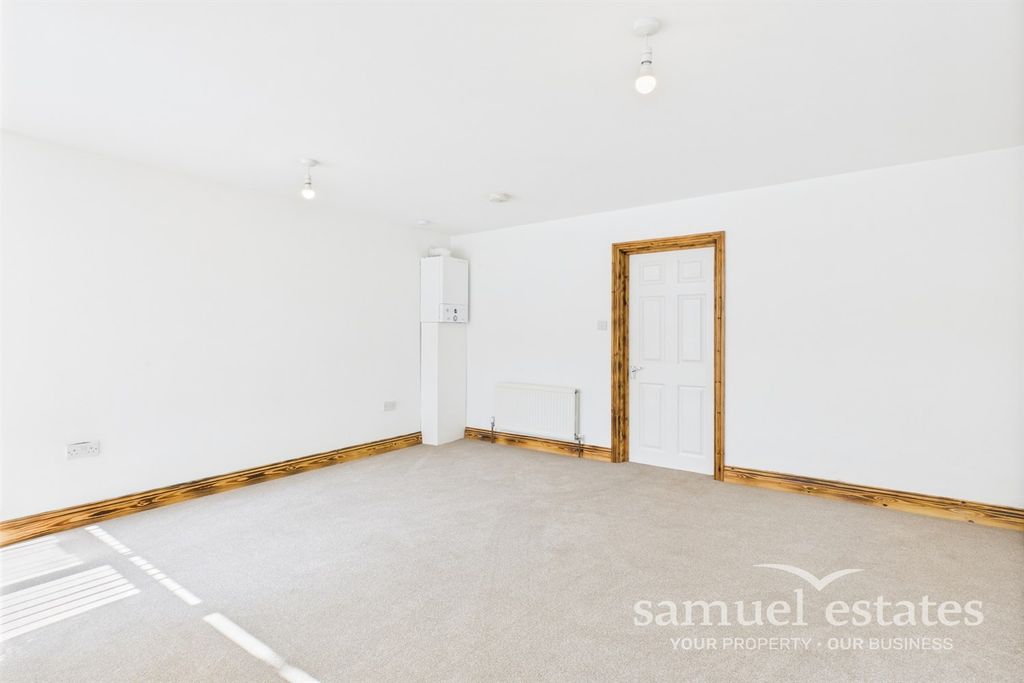 Property photo 1 of 8 Bedroom