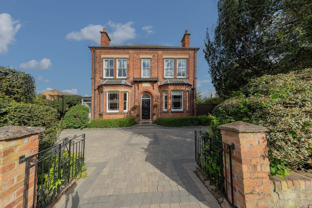 Property photo 2 of 67