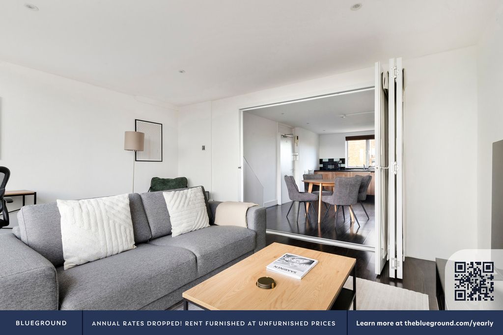 Property photo 3 of 27 Living Room