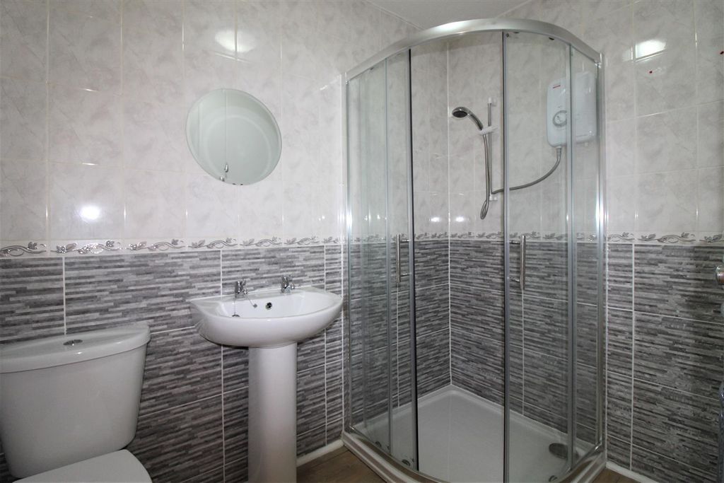 Property photo 3 of 10 Bathroom.Jpg