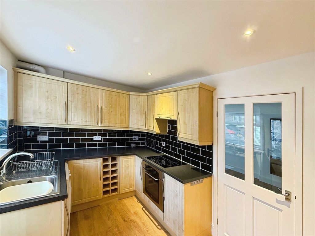 Property photo 3 of 10 Kitchen