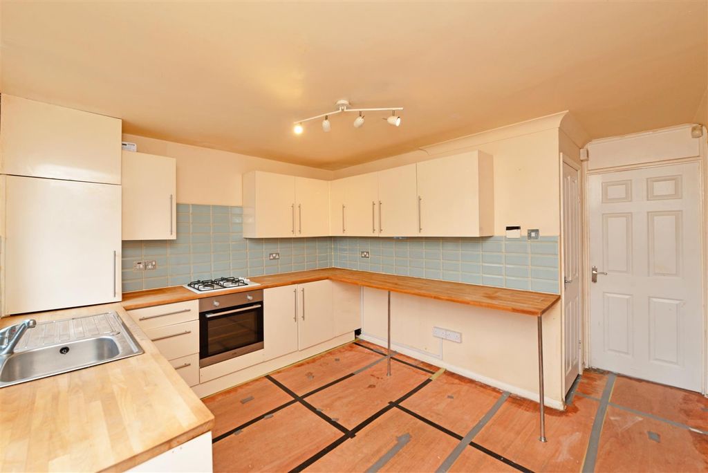 Property photo 3 of 21 Kitchen: