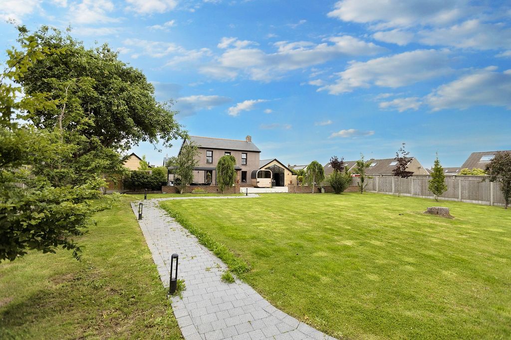 Property photo 1 of 70 Garden