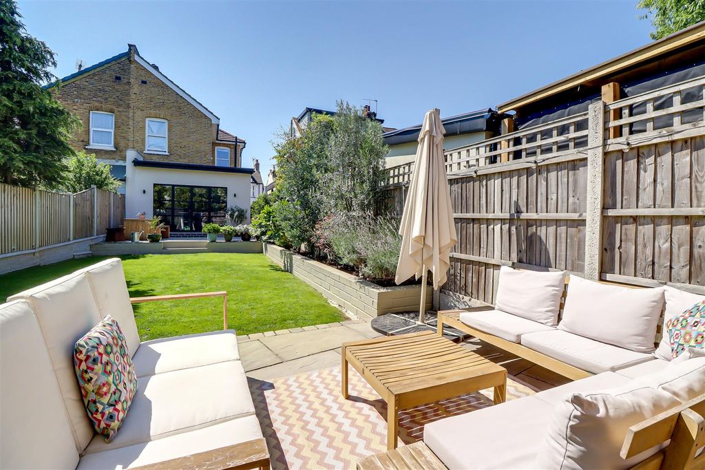 Property photo 2 of 32