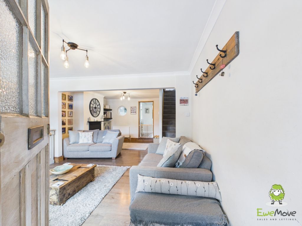 Property photo 2 of 34 Ewemove Estate Agents Basingstoke - 29 Roman Road
