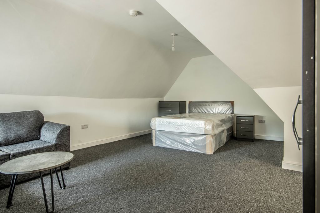 Property photo 1 of 6 Living_Bed 1