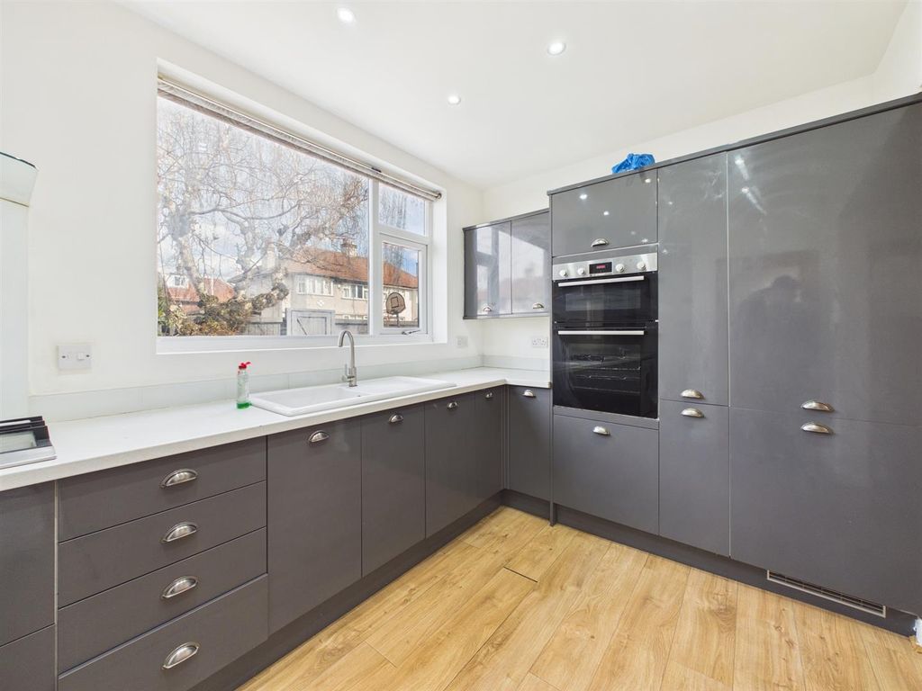 Property photo 3 of 37 Cam03844G0-Pr0429-Still004.Jpg