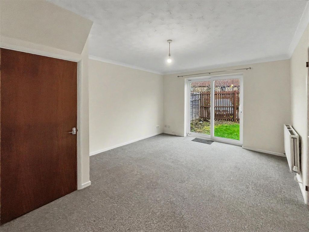 Property photo 3 of 10 Lounge 001.Jpeg