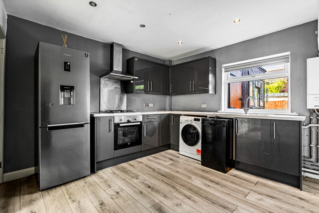 Property photo 2 of 10 Kitchen