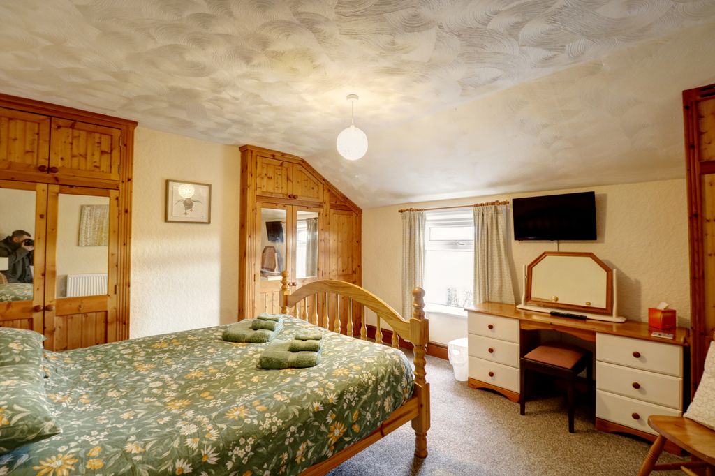 Property photo 3 of 18 Bedroom 1.1