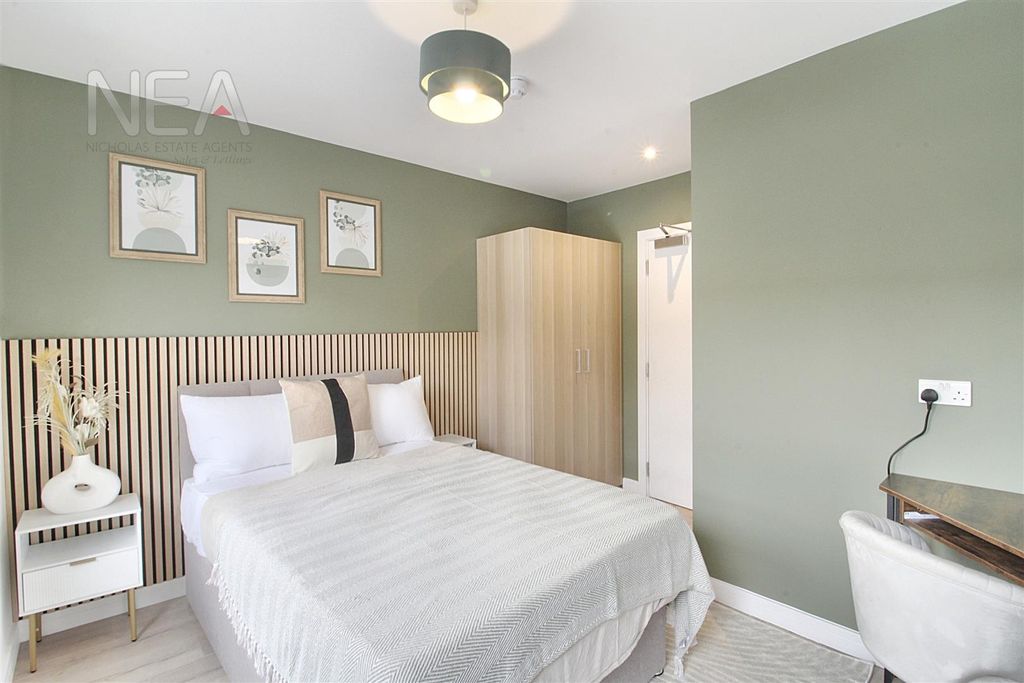 Property photo 1 of 15 Room Five