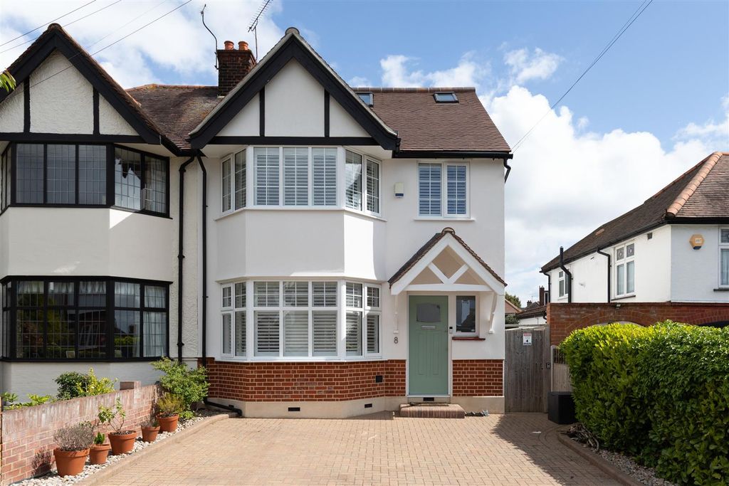 Property photo 1 of 30 Essex Road, E4