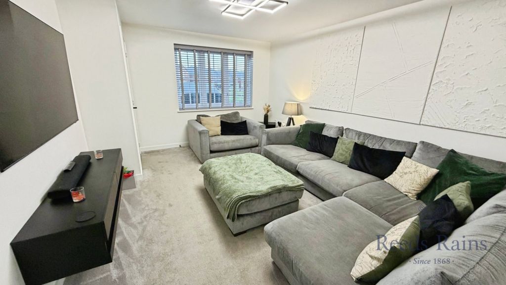 Property photo 2 of 17 Lounge