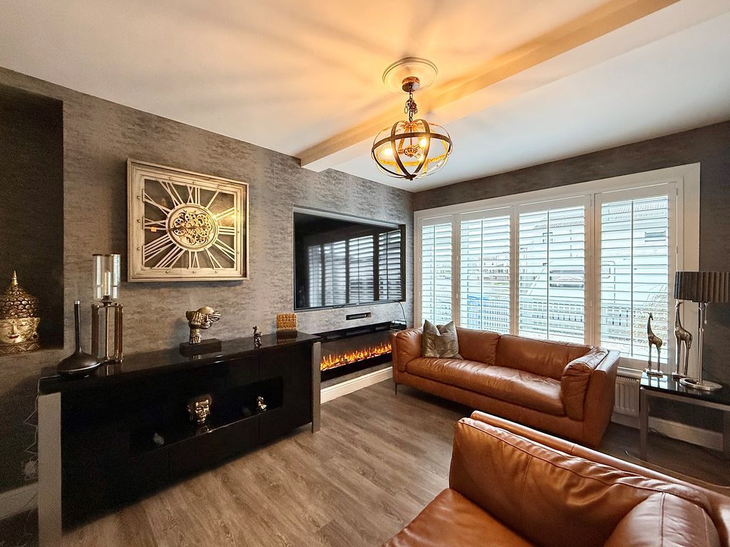 Property photo 2 of 19 Photo 4