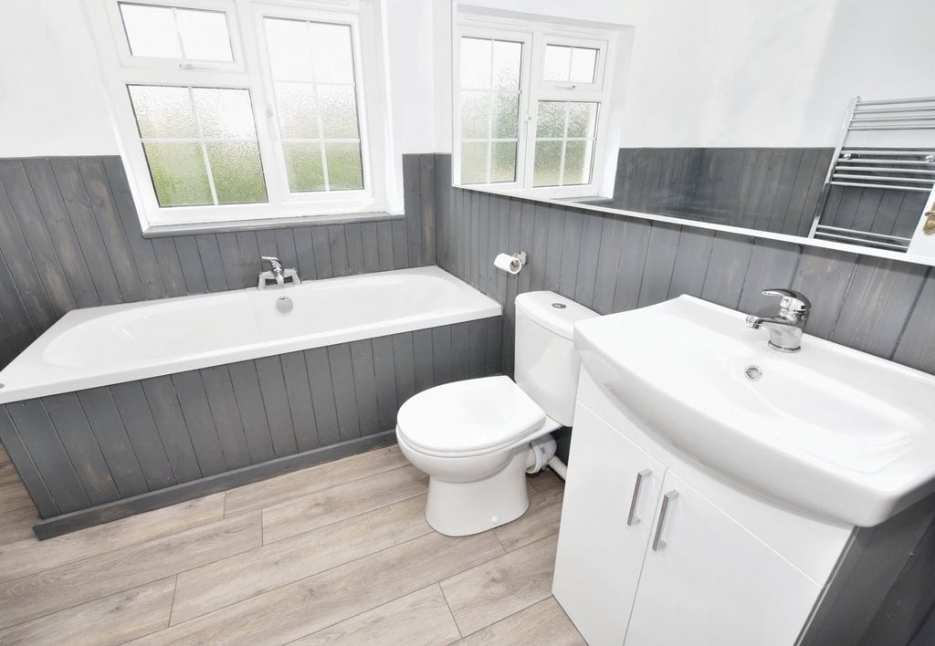 Property photo 2 of 11 Bathroom