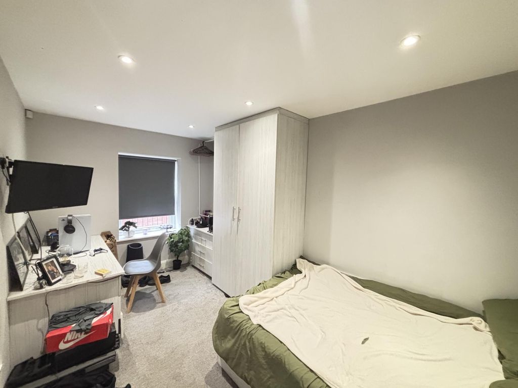 Property photo 1 of 8 A Spacious And Well-Maintained Master Bedroom Feat...