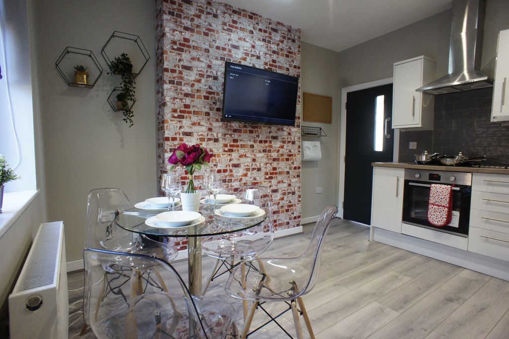Property photo 1 of 3 Room To Rent, Cinderbank, Dy2