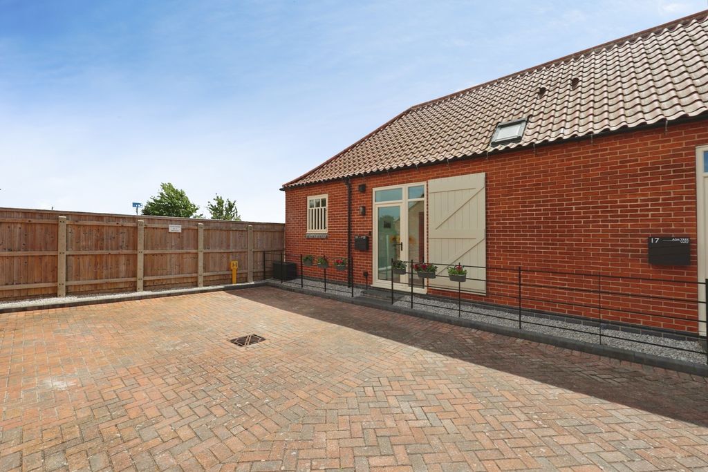 Property photo 1 of 18 5181760