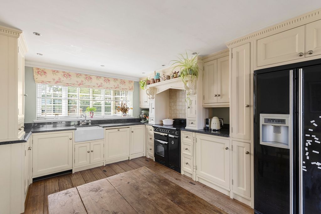Property photo 2 of 19 Kitchen