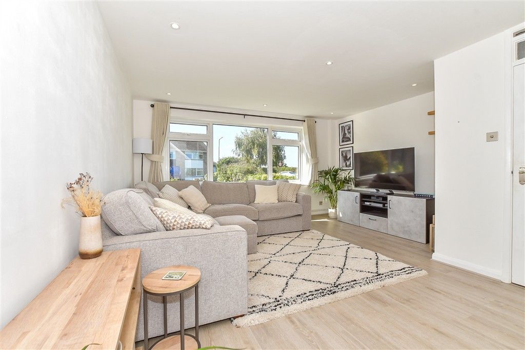 Property photo 1 of 15 Lounge