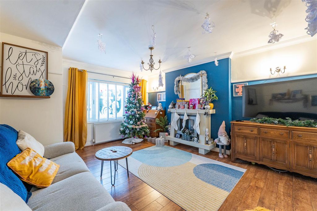 Property photo 3 of 20 Lounge