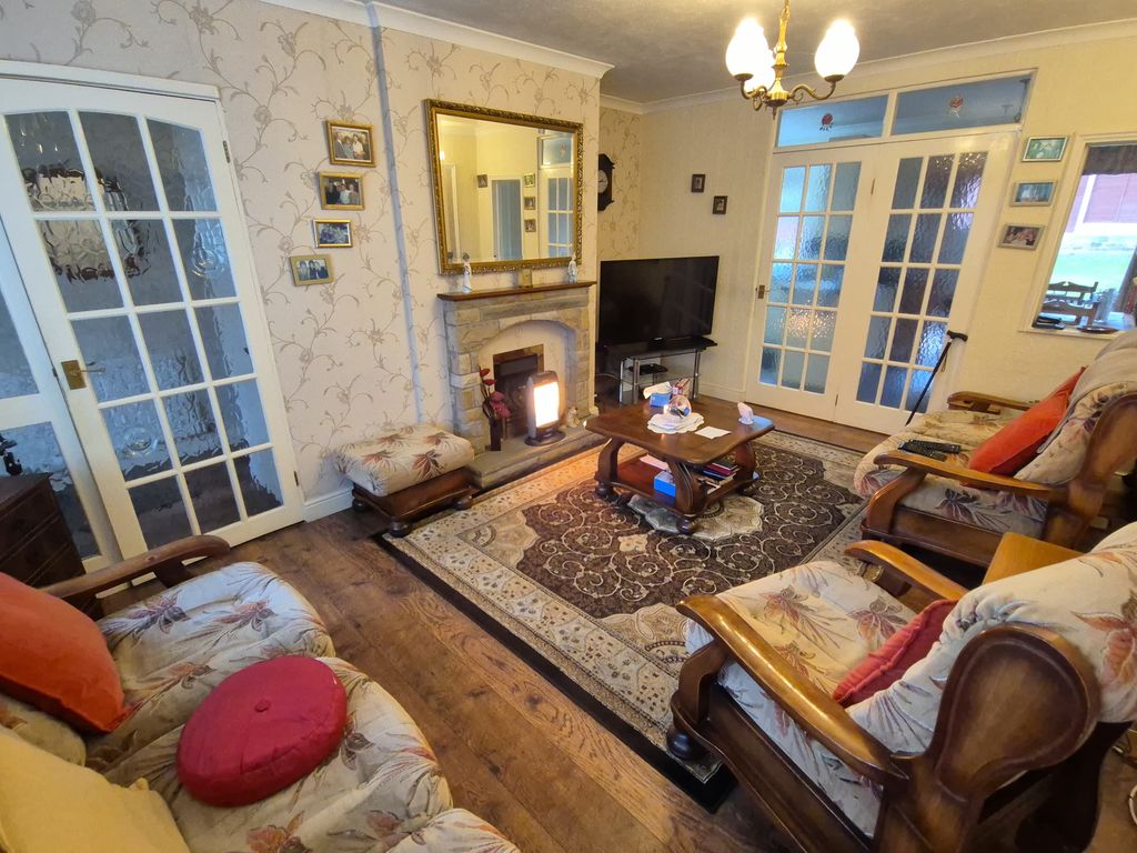 Property photo 3 of 18 Lounge