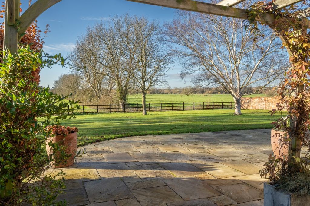 Property photo 2 of 33