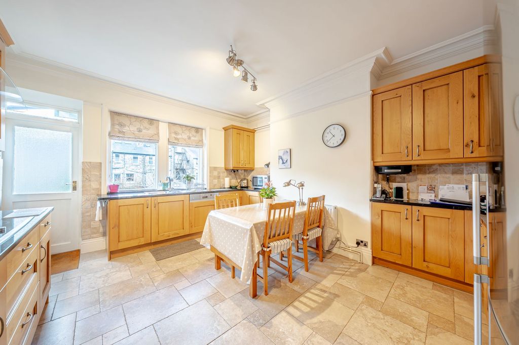 Property photo 2 of 27