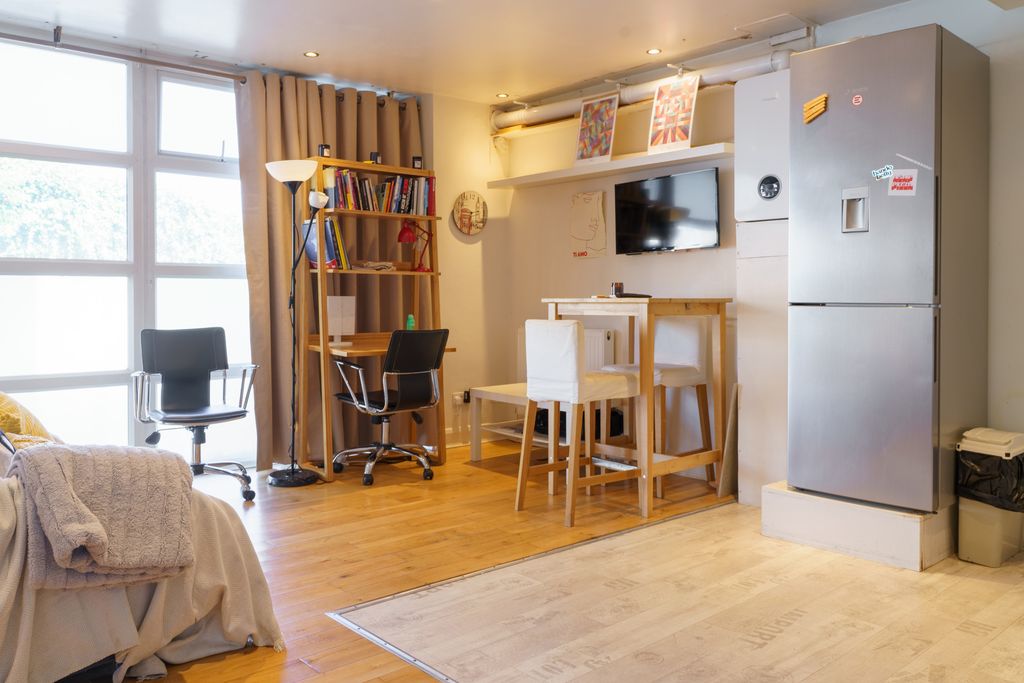 Property photo 2 of 21