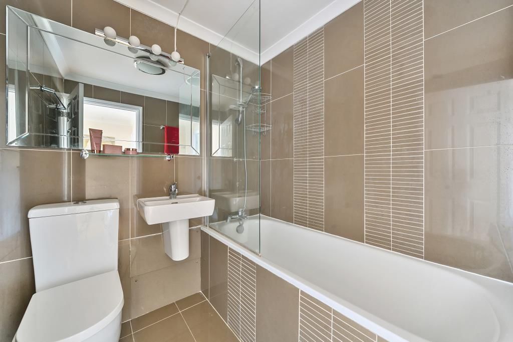 Property photo 2 of 17 Bathroom