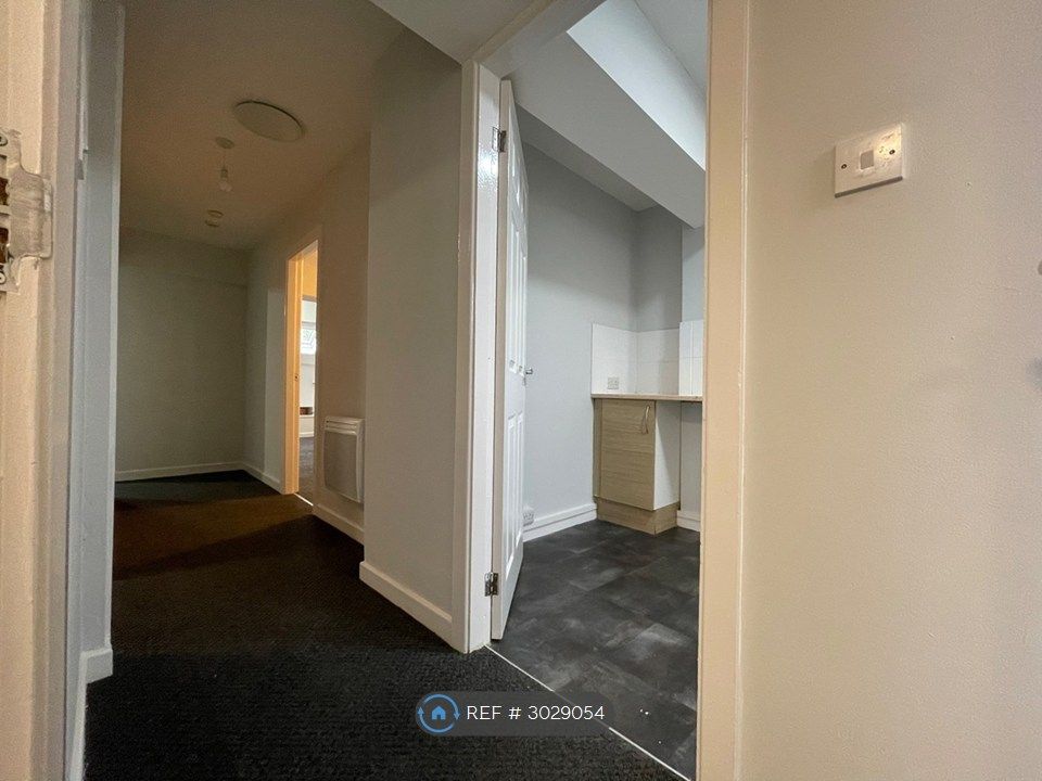 Property photo 2 of 9 Hallway