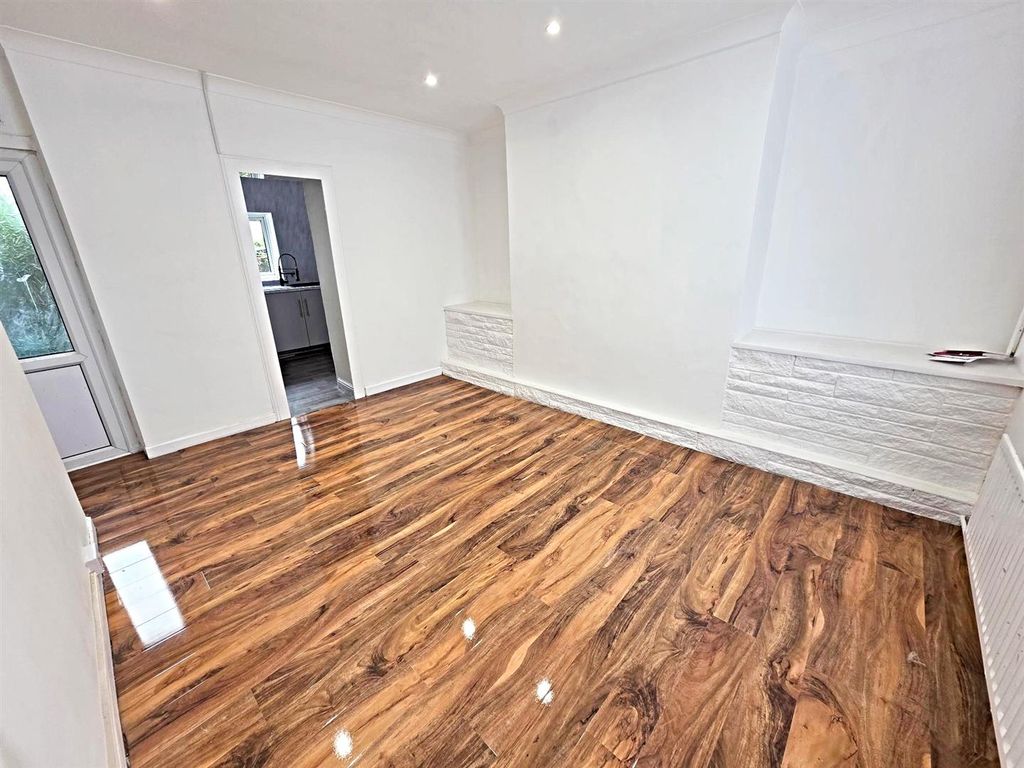 Property photo 3 of 11 Living Room
