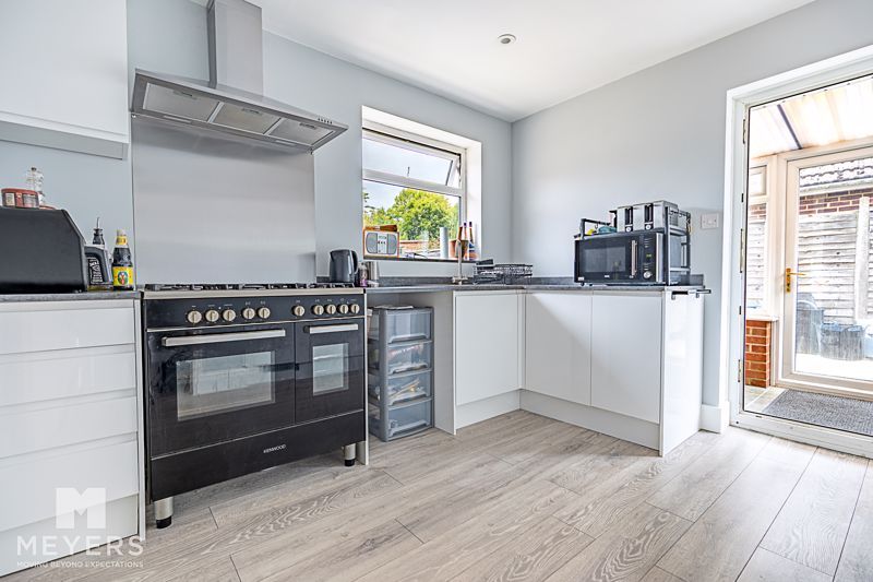 Property photo 3 of 17 Kitchen