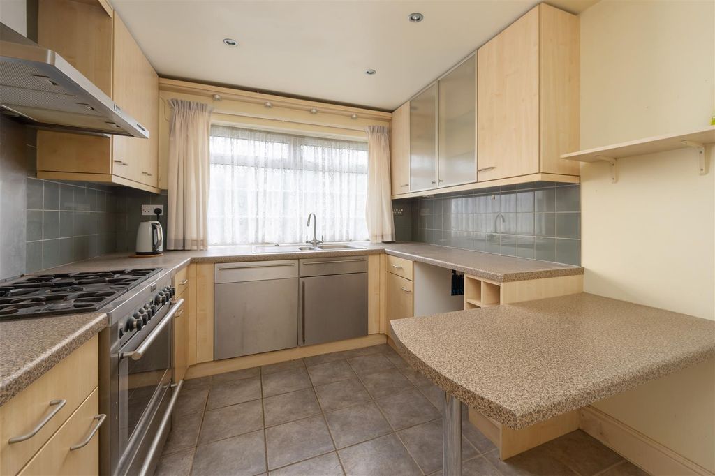 Property photo 3 of 14 Birch Road, Whitstable