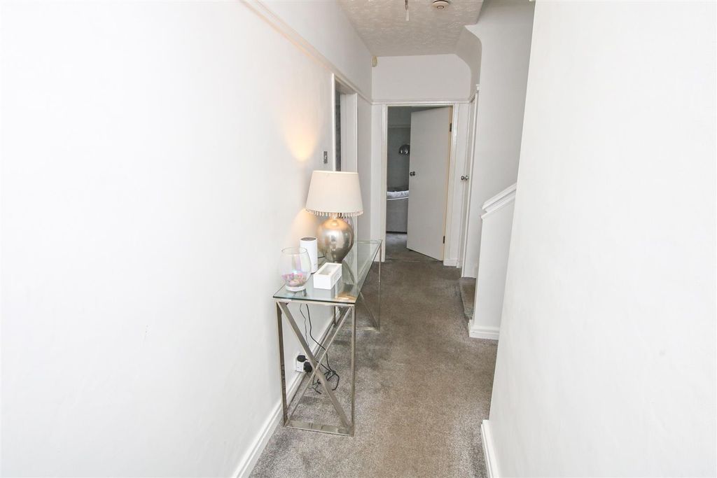 Property photo 2 of 23 Entrance Hall