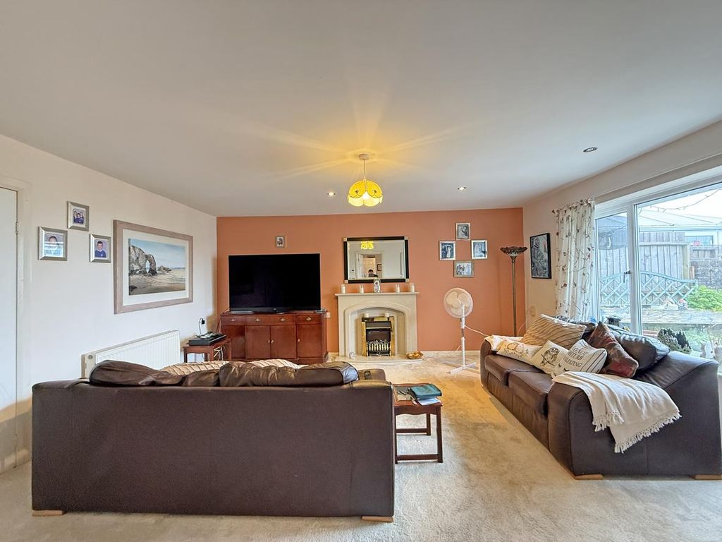 Property photo 2 of 24 Briarleigh Close 20 - Lounge Front.Jpg