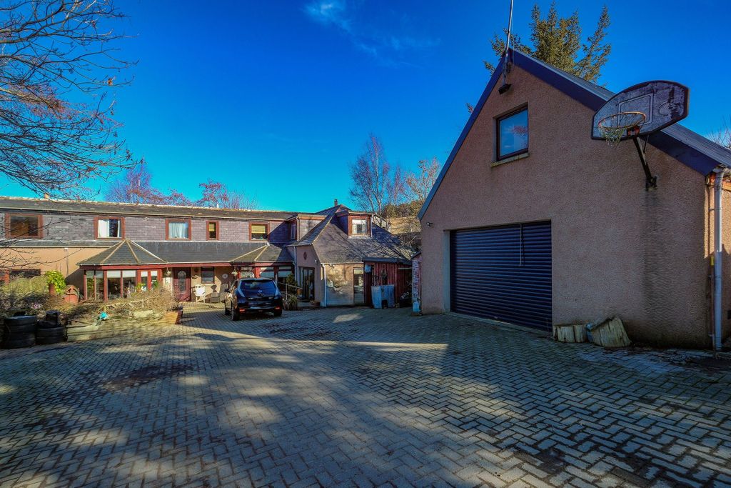Property photo 2 of 33 Driveway At The Front Of The House