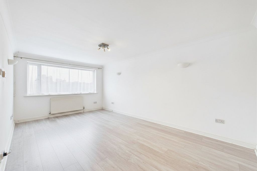 Property photo 2 of 6 Picture No. 12