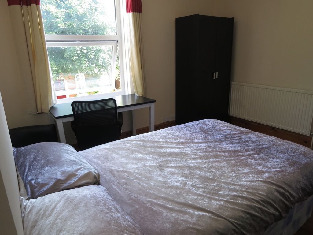 Property photo 2 of 9 This Bright Double Bedroom Features A Comfortable ...