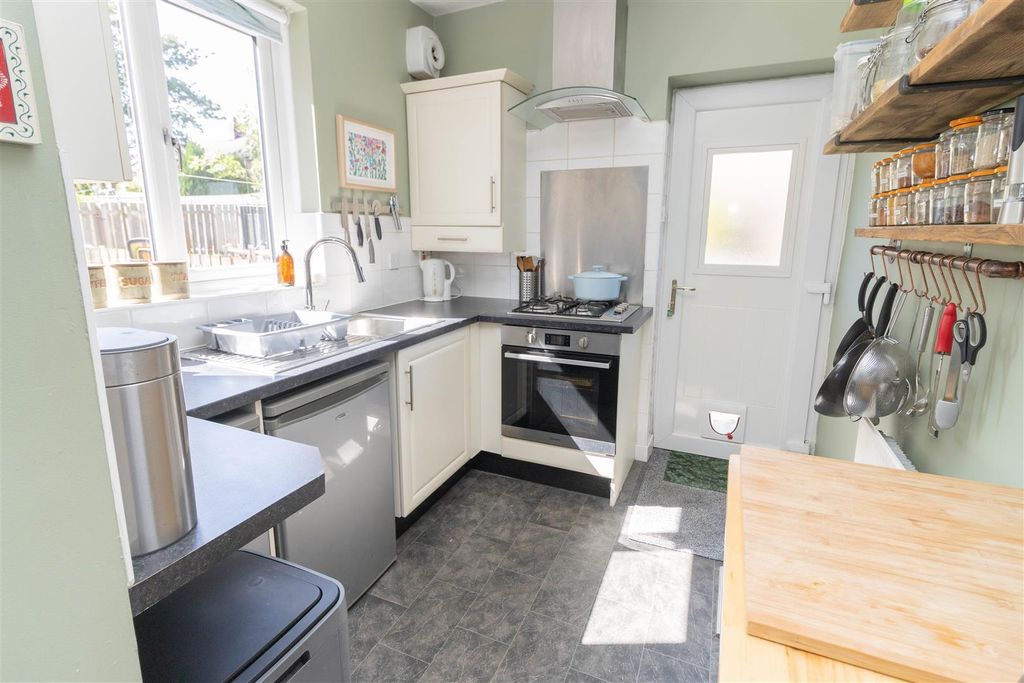 Property photo 3 of 11 Kitchen