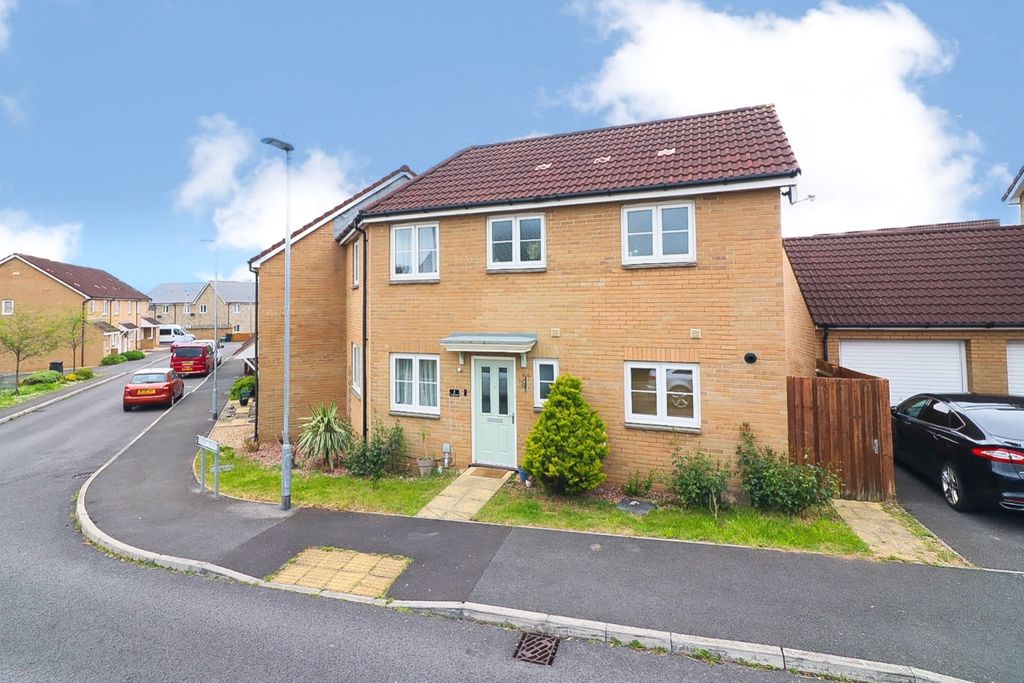 Property photo 1 of 37 Image00008