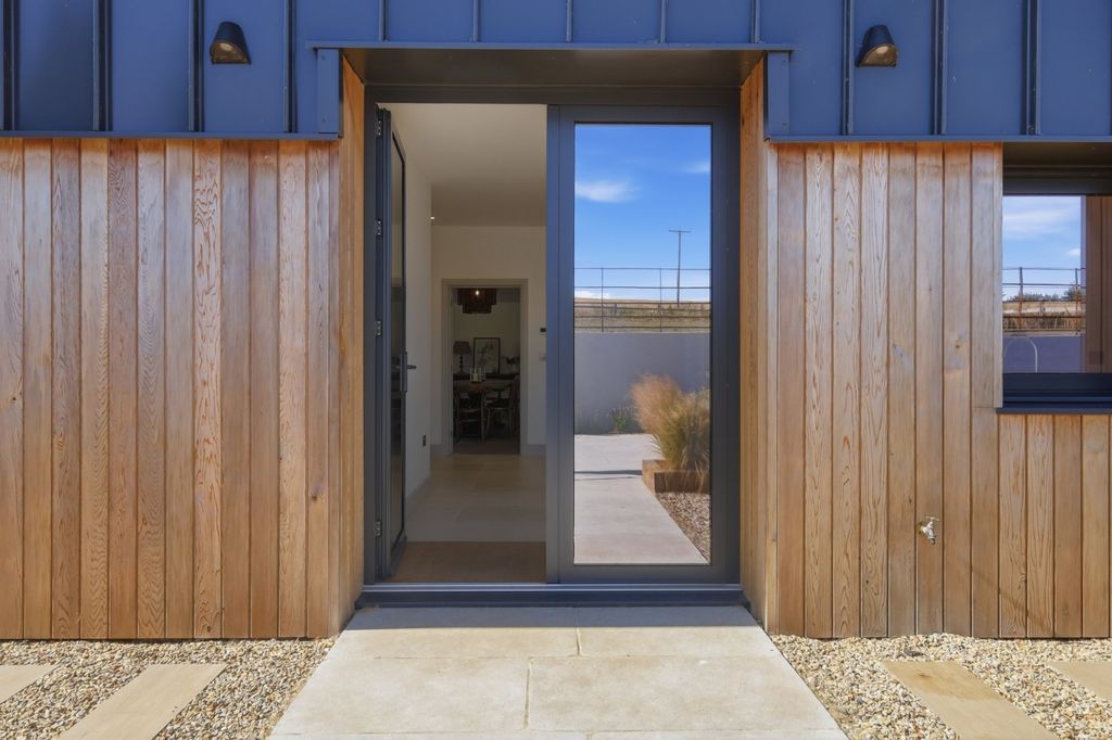 Property photo 2 of 21 Entrance