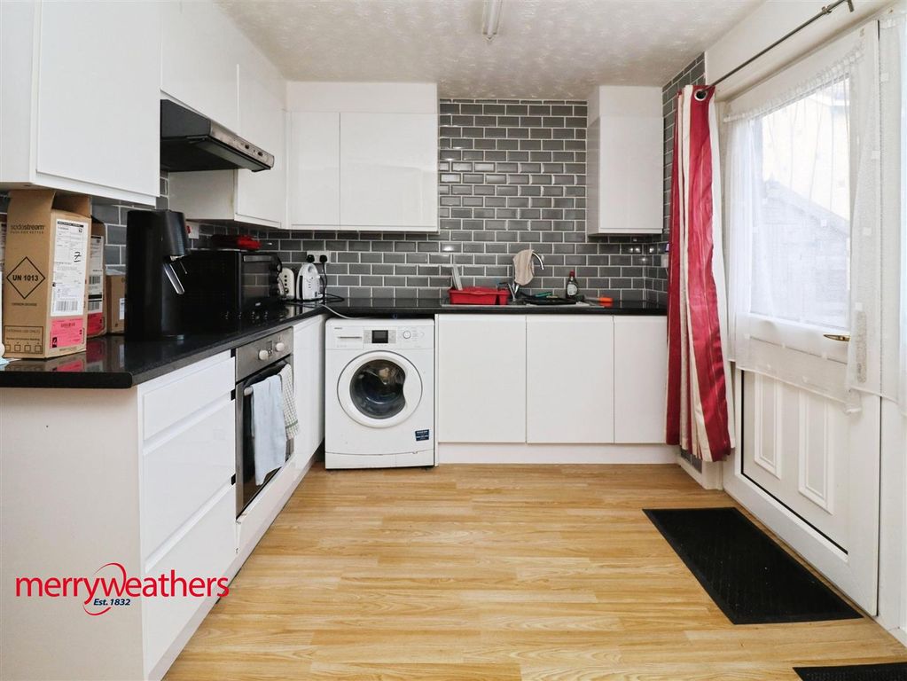 Property photo 2 of 12 Kitchen